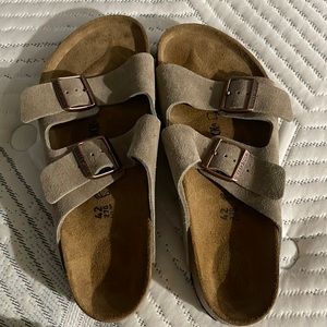 Size 42 fits 11/11.5 arizona suede taupe with regular footbed Birkenstocks
